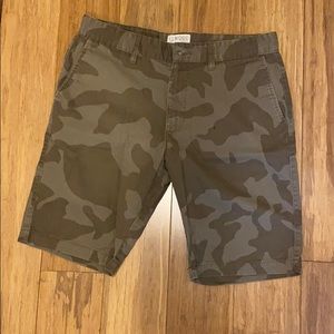 Elwood brown camo shorts